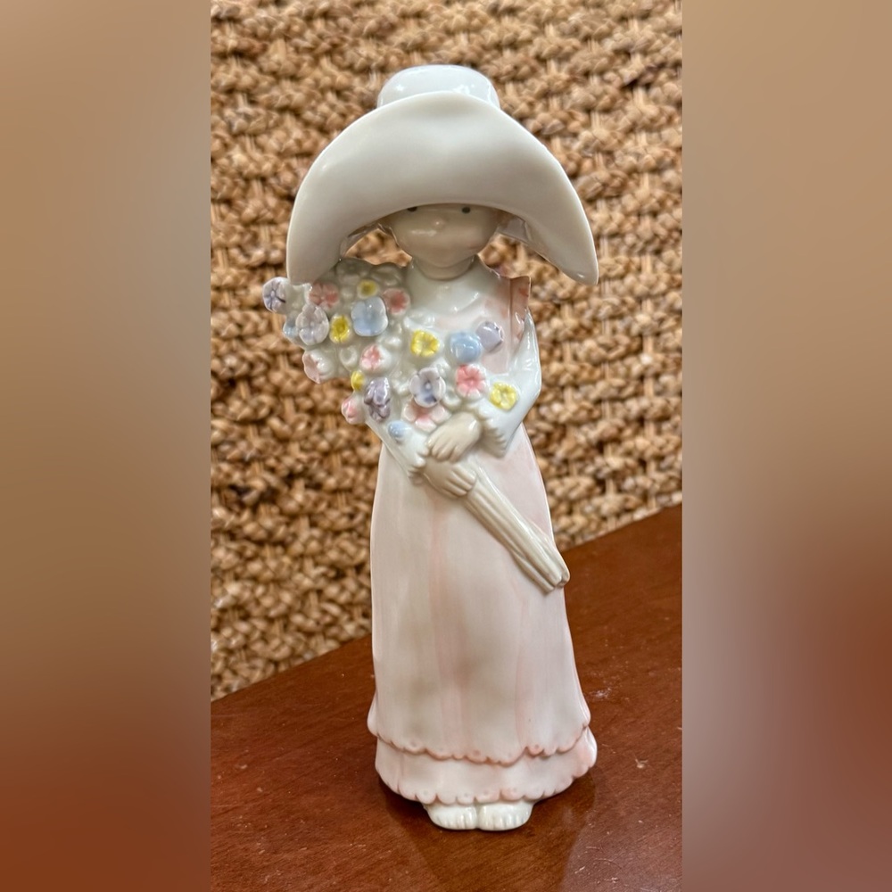 1988 Enesco-Raecath Kinka, floppy hat girl collectible (Japan)
